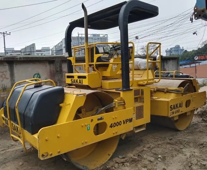 Tandem vibratory roller