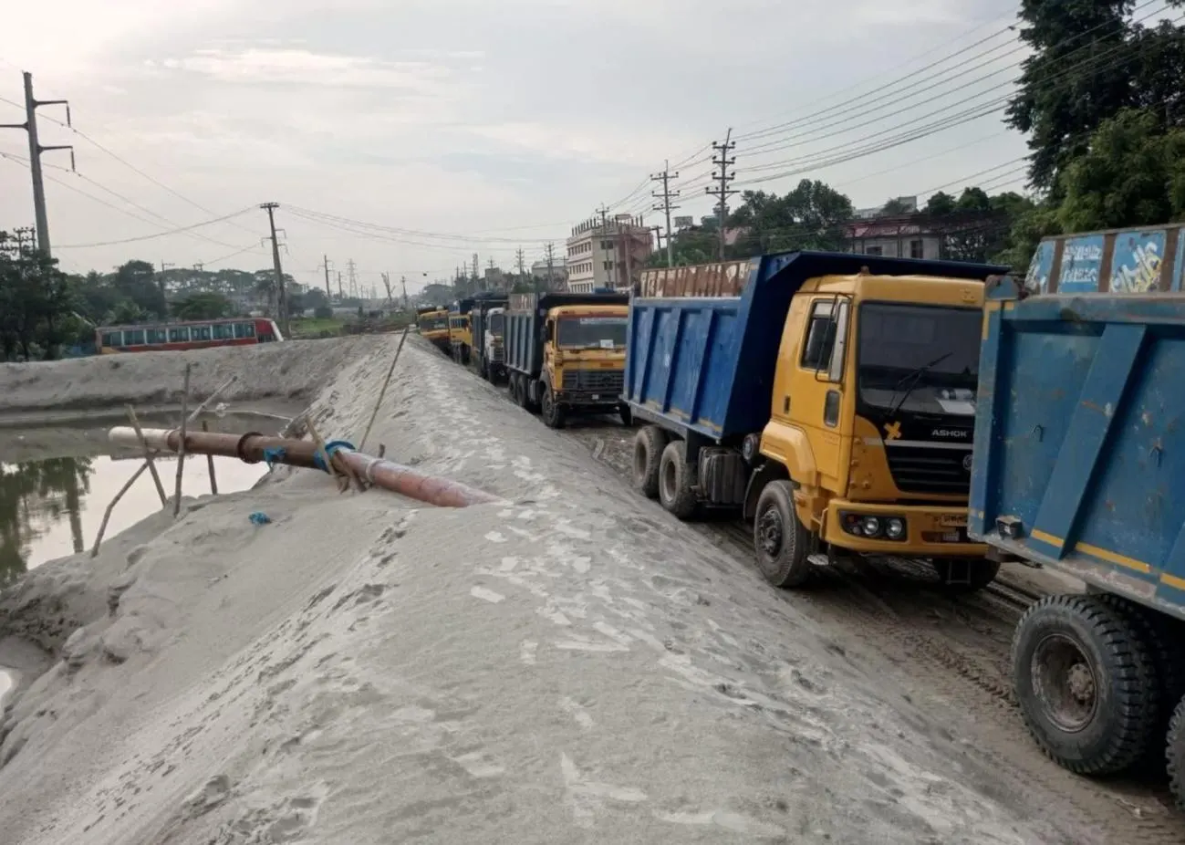 Tipper fleet on a fill site
