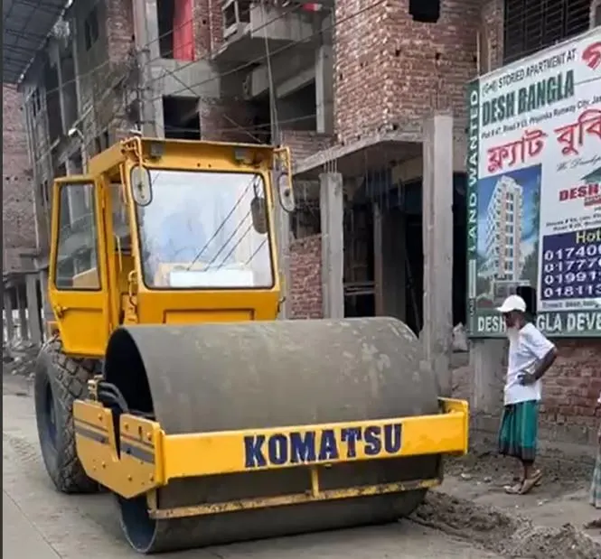 Vibratory soil compactor