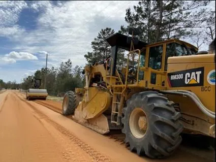 The reclaimer train working the full road width.
